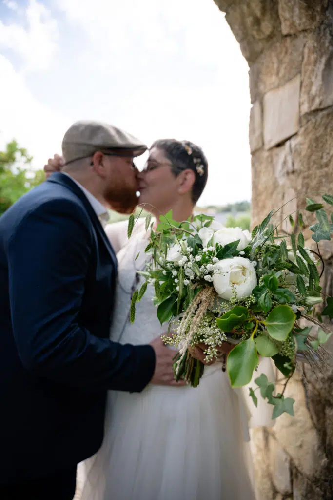 Les mariés qui s'embrassent, photo prise par julien marino photographe