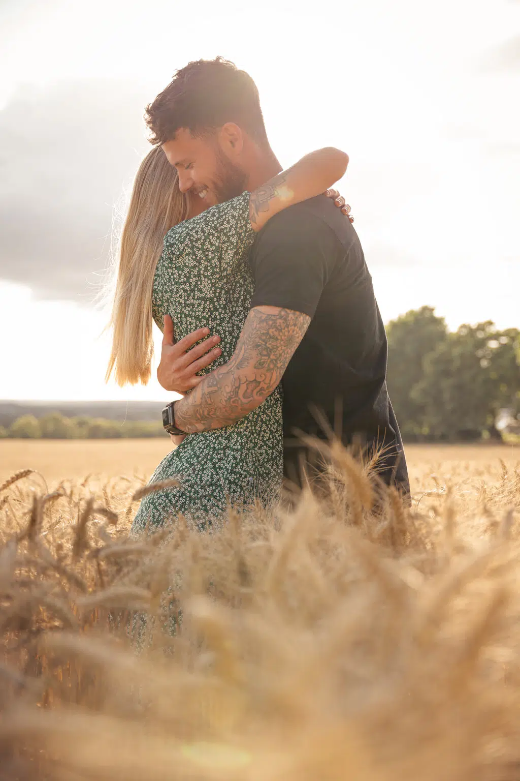 Photo d'amoureux dans un champs de blé coucher de soleil sur saint Evarzec réalisé par julien marino photographe