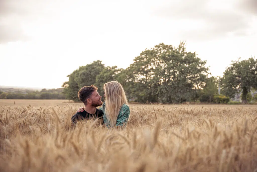 Couple d'amoureux dans un champs de blé qui se regarge à saint évarzec dans le finistère sud