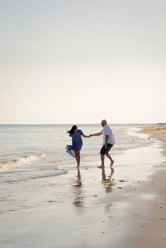 Photo de couple à la plage entre quimper et concarneau dans le finistere sud