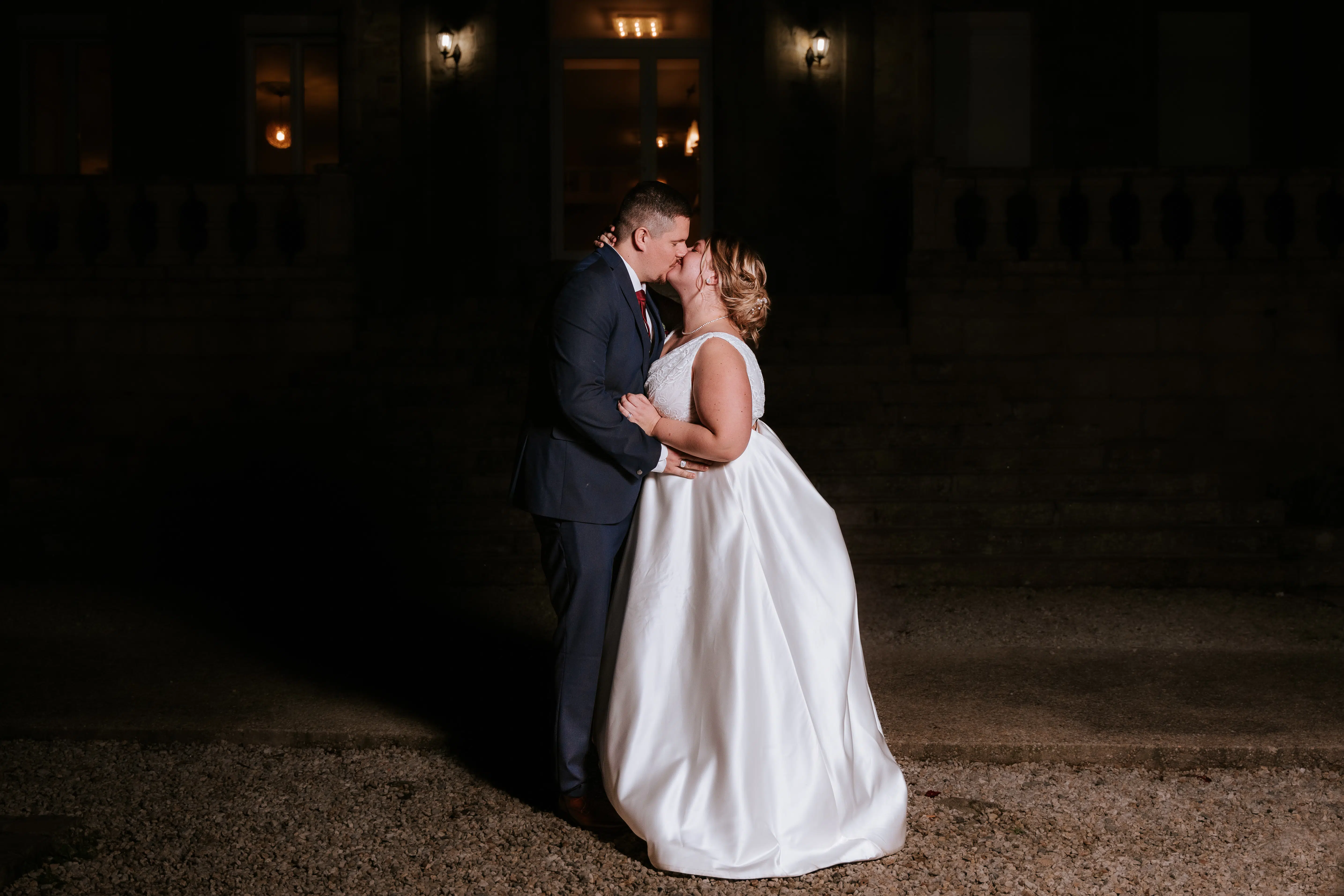 Photo de couple marié lors de la soirée de la journée de mariage. Réalisé par julien marino photographe