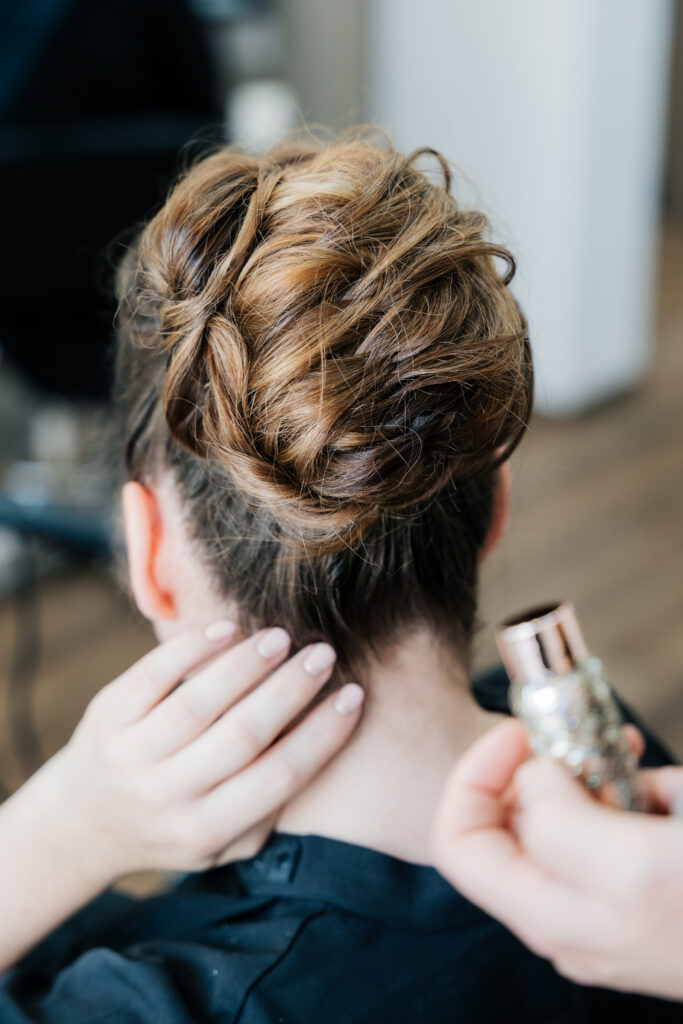 Photos préparatifs de mariage : Les moments clés à immortaliser 2 Mariée qui se sublime chez le coiffeur avant la cérémonie photographiée par julien marino photographe à Melgven